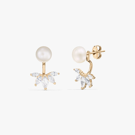 Coppia di orecchini ear jacket a perno in argento placcato oro con perle naturali rotonde e un ventaglio di pietre trasparenti taglio marquise, su sfondo bianco.