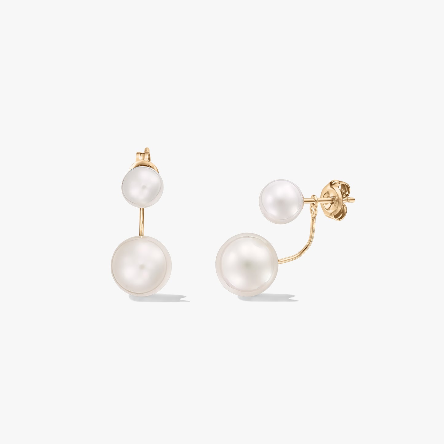 Immagine quadrata del prodotto: orecchini a lobo ear jacket in oro giallo 18K con doppie perle naturali bianche, su sfondo bianco.