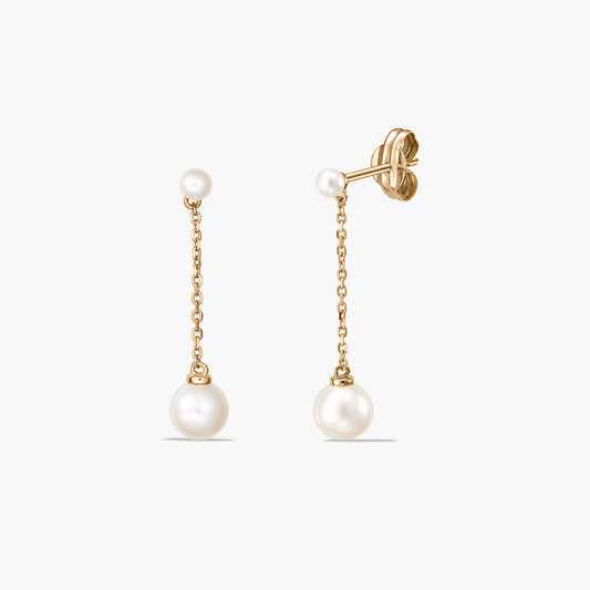 Coppia di orecchini a perno con catena in oro e pendenti con perle coltivate su sfondo bianco.