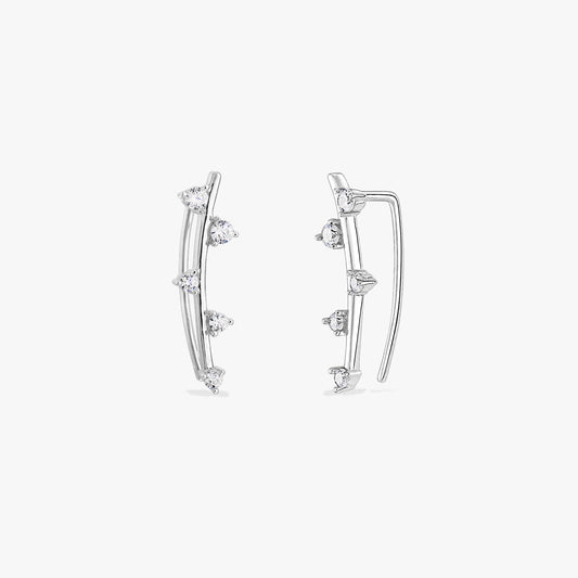 Coppia di orecchini ear climber Ivy in argento con zirconi trasparenti su sfondo bianco.