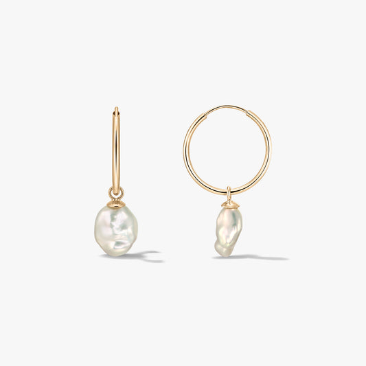 Coppia di orecchini a cerchio in oro giallo 14K con pendenti di perle naturali irregolari su sfondo bianco, viste frontale e laterale.