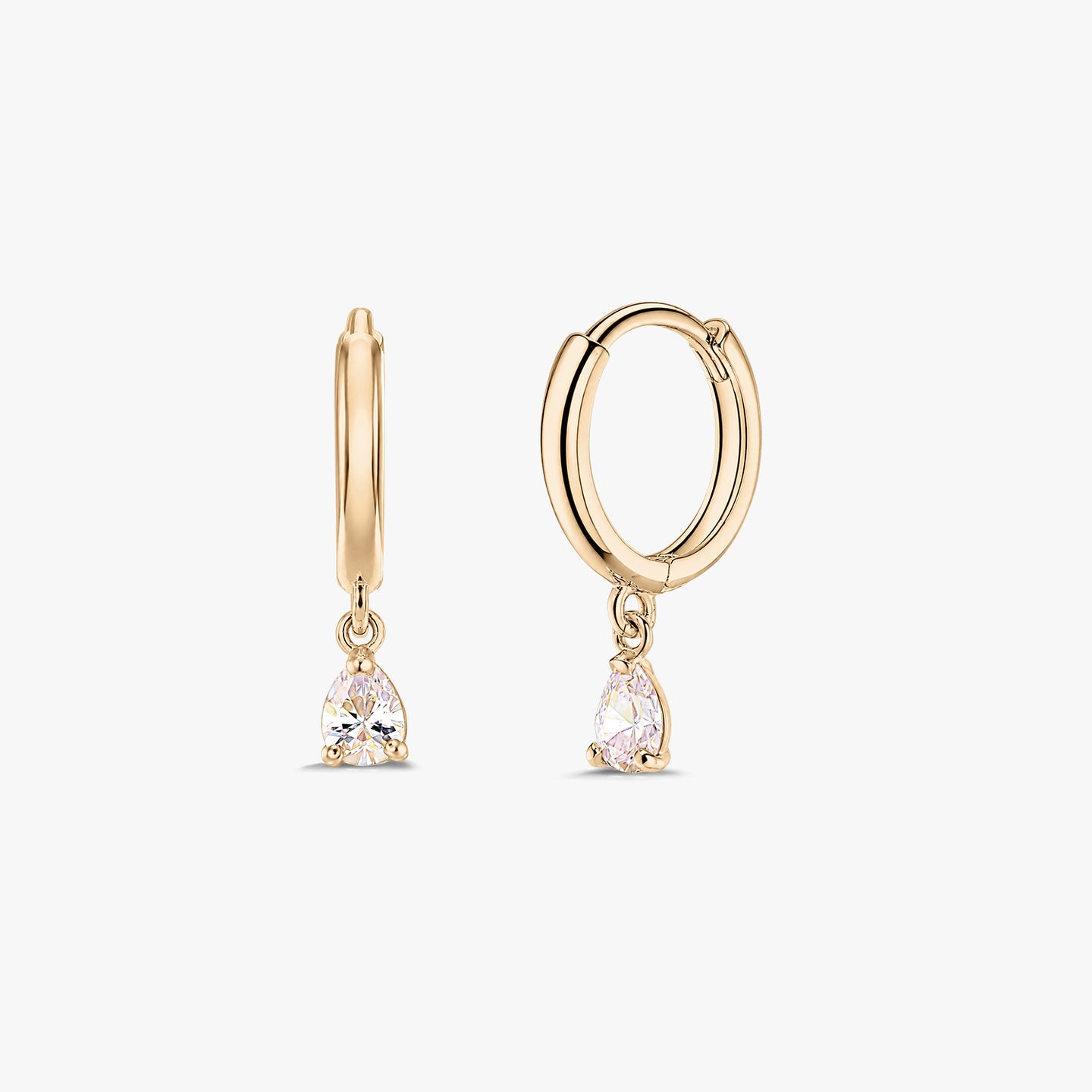 Paio di orecchini huggie a cerchietto in oro giallo 14K con pendenti in zirconia bianca taglio a pera, su sfondo bianco.