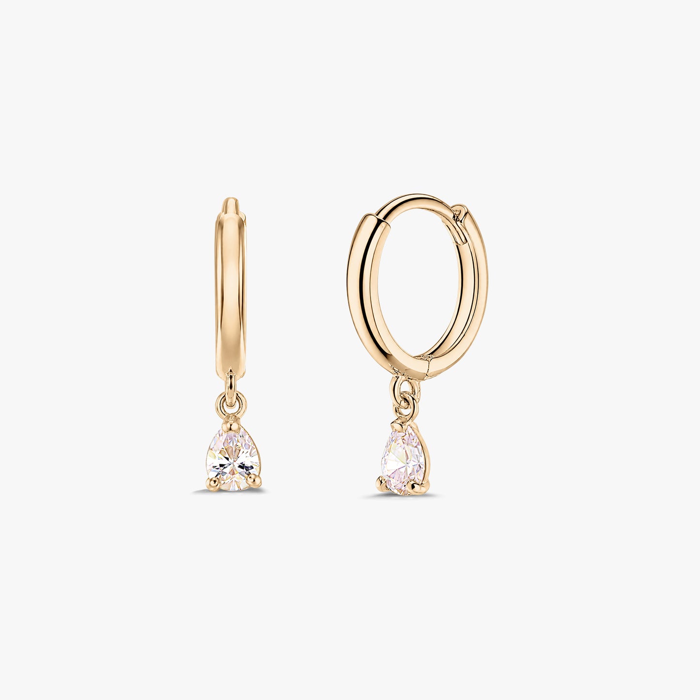 Paio di orecchini huggie a cerchietto in oro giallo 14K con pendenti in zirconia bianca taglio a pera, su sfondo bianco.