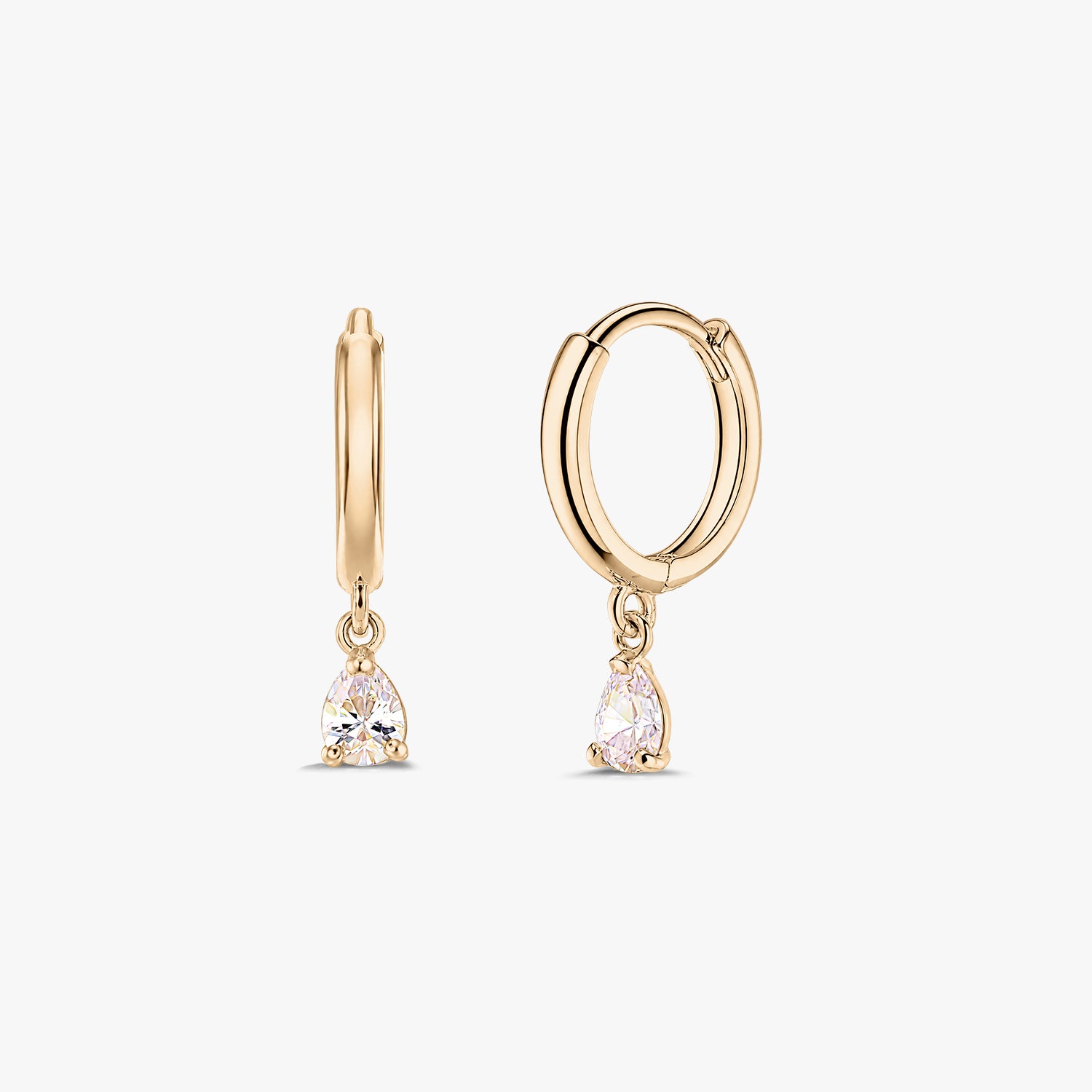 Paio di orecchini huggie a cerchietto in oro giallo 14K con pendenti in zirconia bianca taglio a pera, su sfondo bianco.