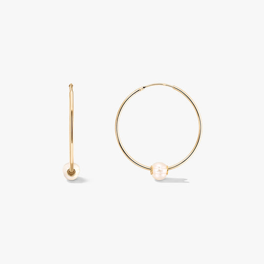 Orecchini a cerchio in argento Golden Ines con perle coltivate, mostrati davanti e di lato su sfondo bianco.
