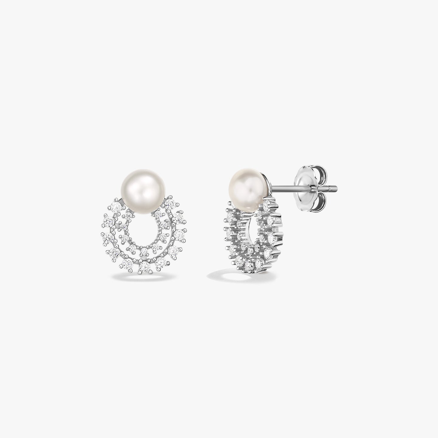Coppia di orecchini a lobo in argento 925 con perla naturale al centro e halo di zirconia cubica bianca brillante, mostrati frontalmente e di profilo su sfondo bianco.