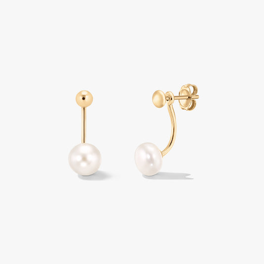 Paio di orecchini ear jacket in argento sterling placcato in oro con perle naturali bianche, mostrati su uno sfondo bianco pulito.