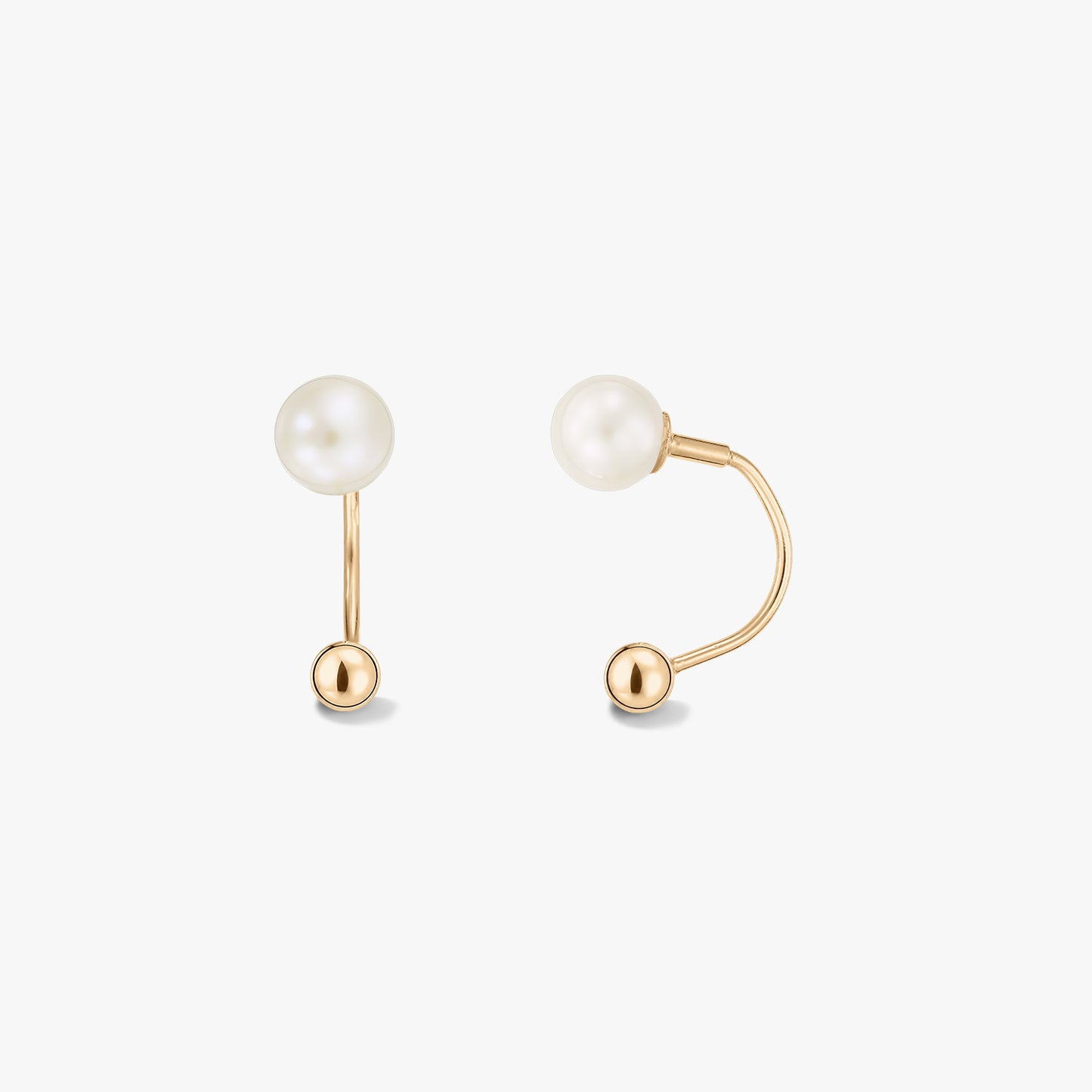 Coppia di orecchini ear jacket in oro giallo 14k con perle naturali bianche, su sfondo bianco uniforme, mostrati frontalmente e di profilo per evidenziare la barra posteriore curva.
