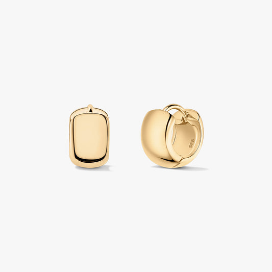 Coppia di mini huggie a cerchio lucidi in argento sterling (925) con finitura color oro, mostrati frontalmente e di lato su sfondo bianco.