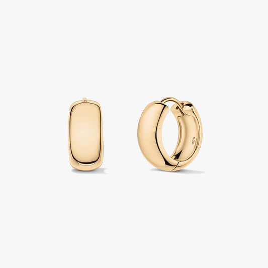 Coppia di maxi orecchini a cerchio in argento sterling placcato in oro su sfondo bianco, mostrati frontalmente e di profilo per evidenziare la forma bombata e la chiusura huggie a cerniera.