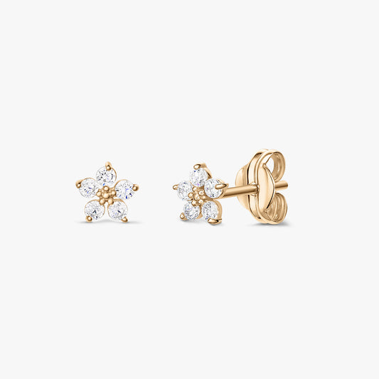 Coppia di piccoli orecchini a bottone floreali in oro con pietre di zirconia trasparente, mostrati nelle viste frontale e laterale con chiusura a farfalla su sfondo bianco.