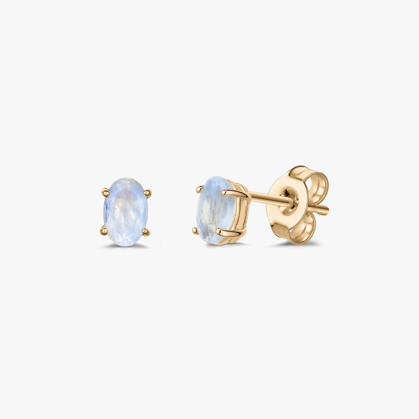 Coppia di orecchini a perno ovali con pietra di luna in argento placcato oro con chiusura a farfalla, mostrati di fronte e di lato su sfondo bianco.