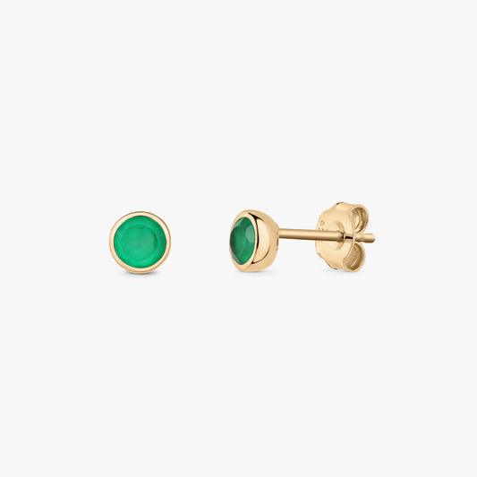 Elegante coppia di orecchini a perno in argento sterling placcato oro con pietre rotonde di onice verde su sfondo bianco.