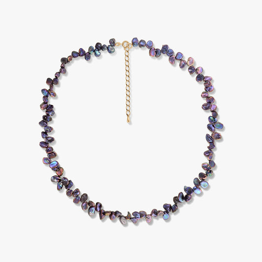 Collana Golden Mini Lulu in argento con perle keshi nere e catenina di prolunga placcata in oro su sfondo bianco.