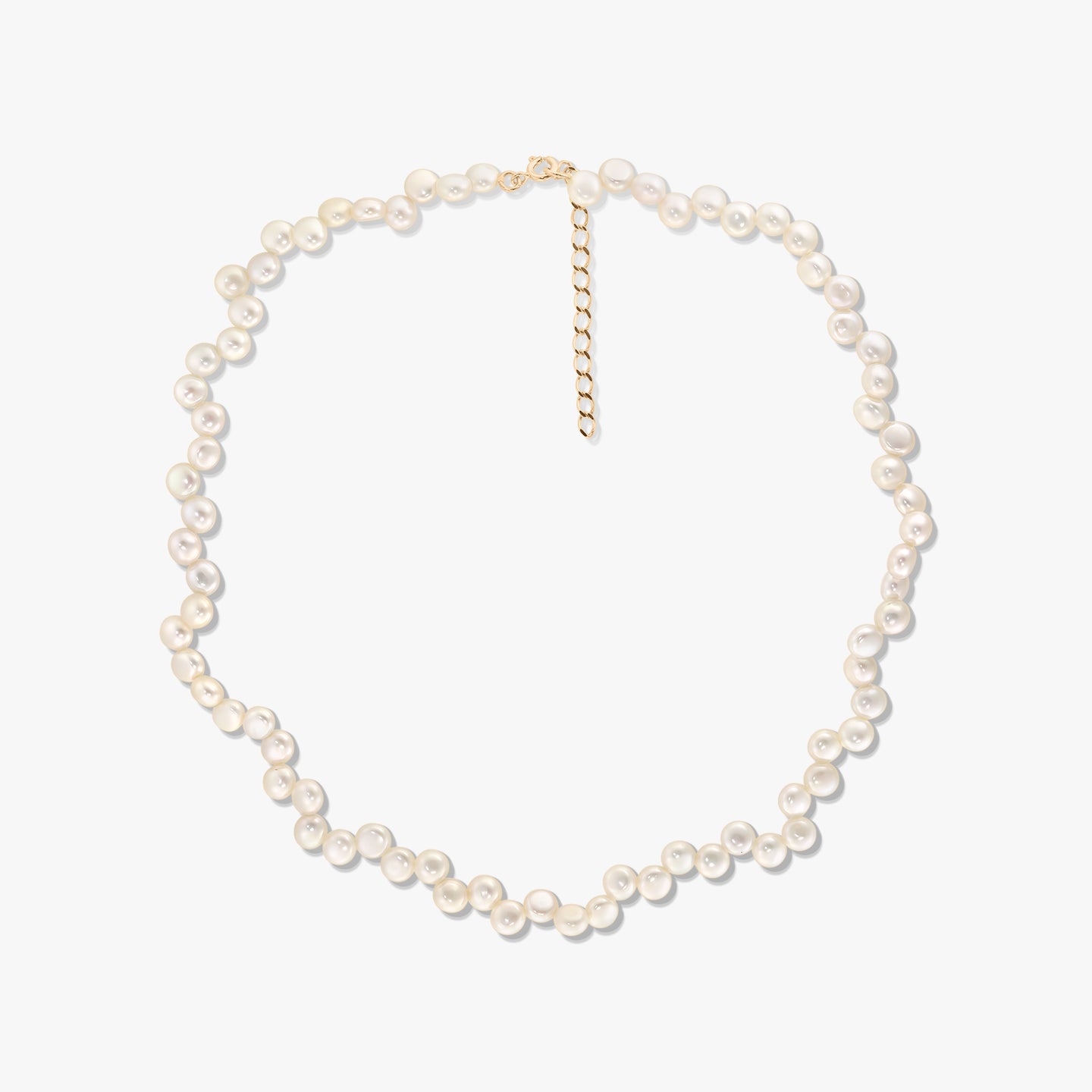 Foto quadrata in studio di una collana di perle naturali con catena di prolunga regolabile su sfondo bianco.