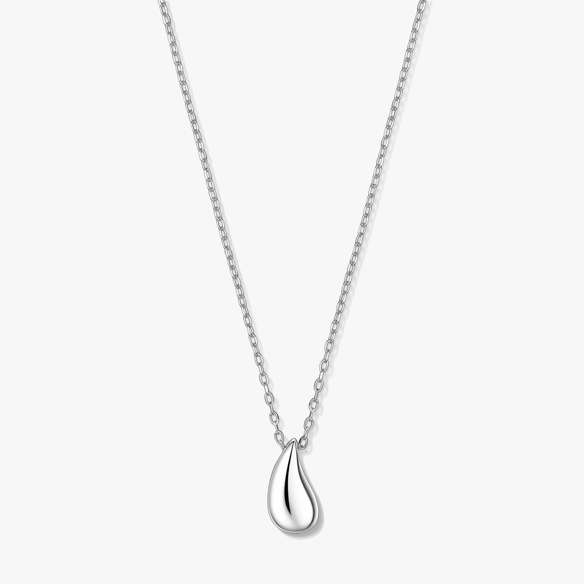 Collana con pendente a goccia in argento su catena sottile, fotografata su sfondo bianco.