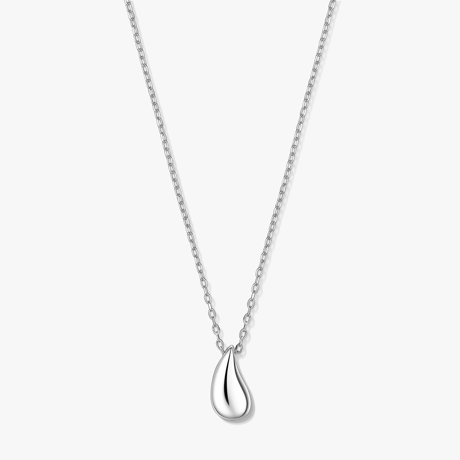 Collana con pendente a goccia in argento su catena sottile, fotografata su sfondo bianco.