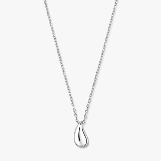 Collana con pendente a goccia in argento su catena sottile, fotografata su sfondo bianco.