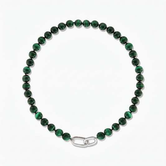 Collana di perline di malachite con chiusura in argento stile fermaglio, fotografata su sfondo bianco.