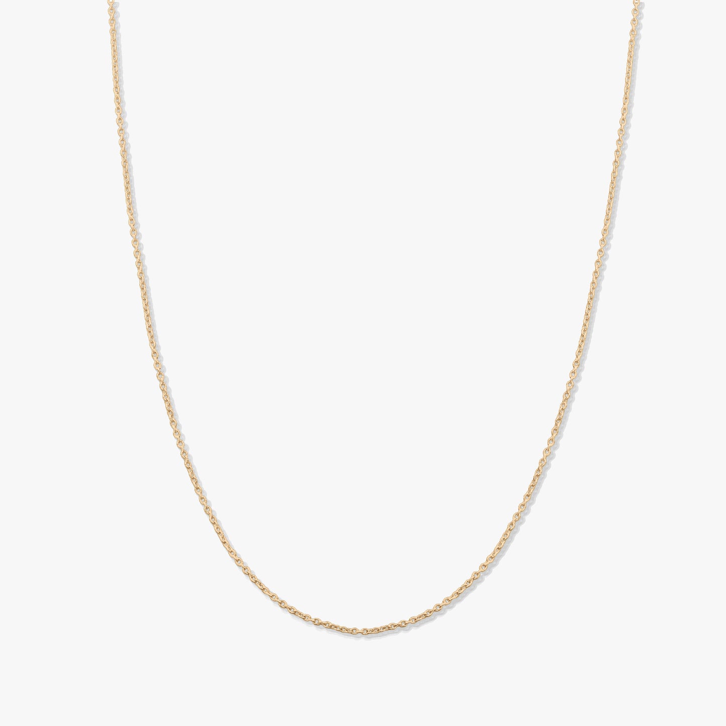 Collana a catena minimal in oro giallo 14K su sfondo bianco uniforme.