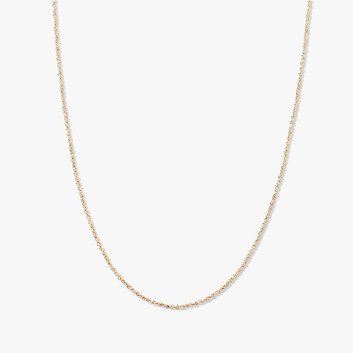 Collana a catena minimal in oro giallo 14K su sfondo bianco uniforme.