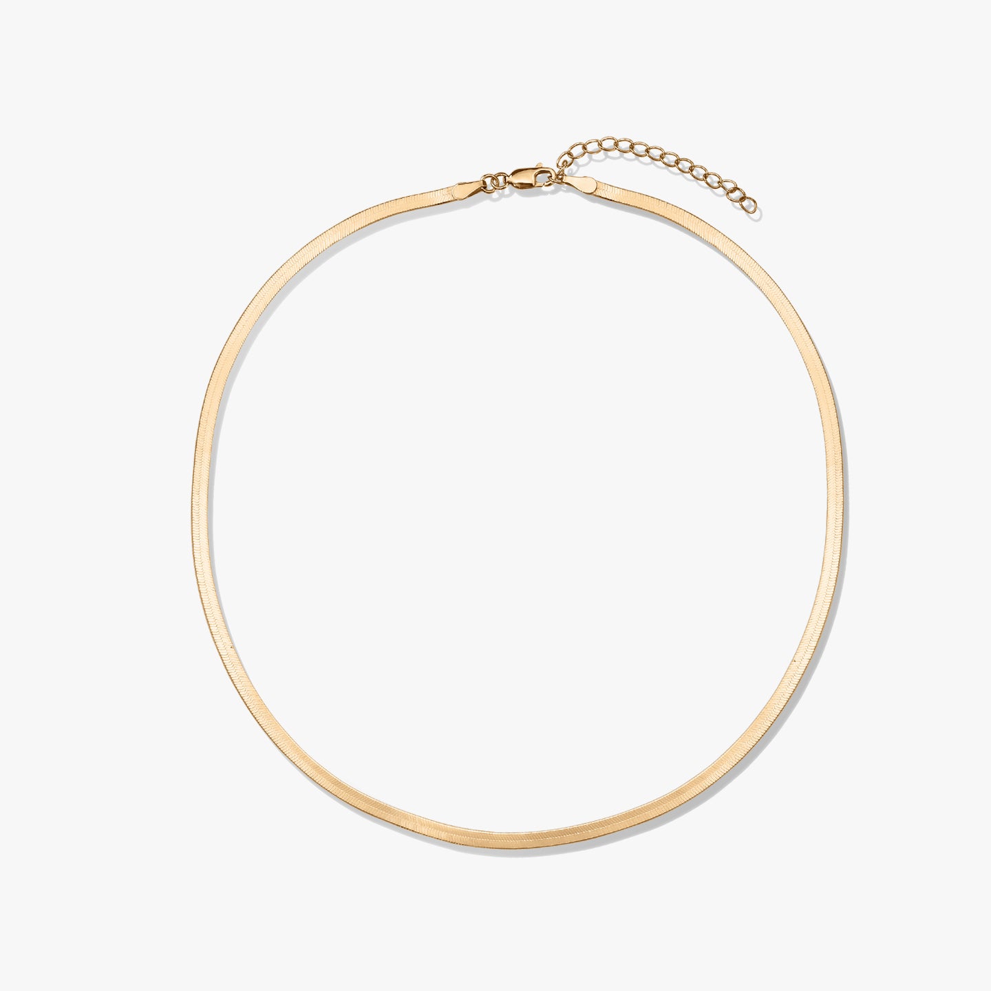 Collana a spina di pesce dorata su sfondo bianco.