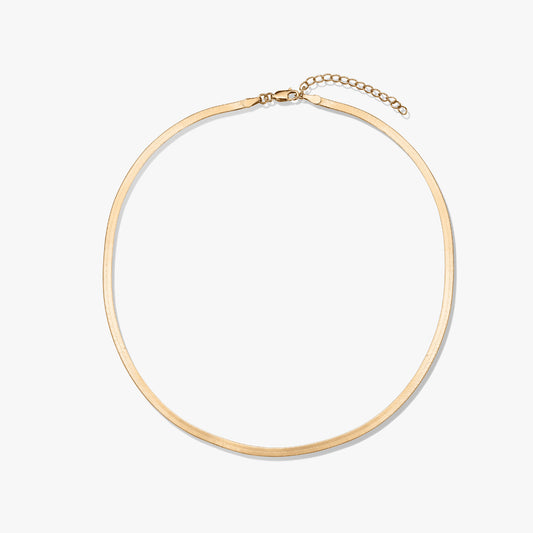 Collana a spina di pesce dorata su sfondo bianco.