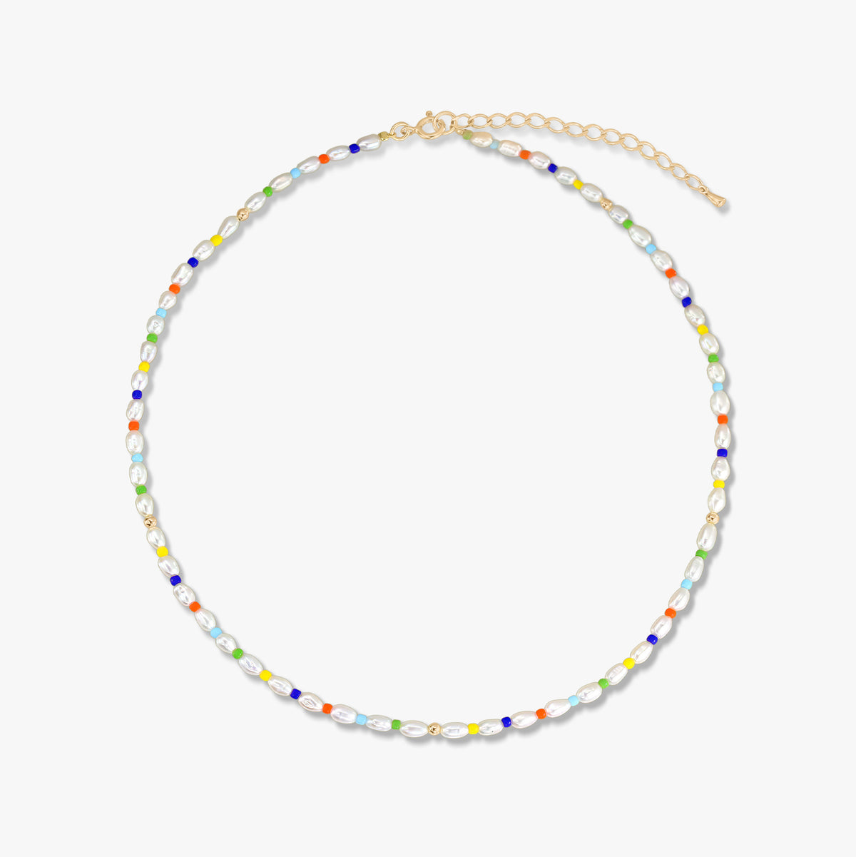 Collana delicata ed elegante in argento sterling placcato oro con piccole perle coltivate e perline multicolori, rifinita con catena di estensione regolabile, fotografata su sfondo bianco.