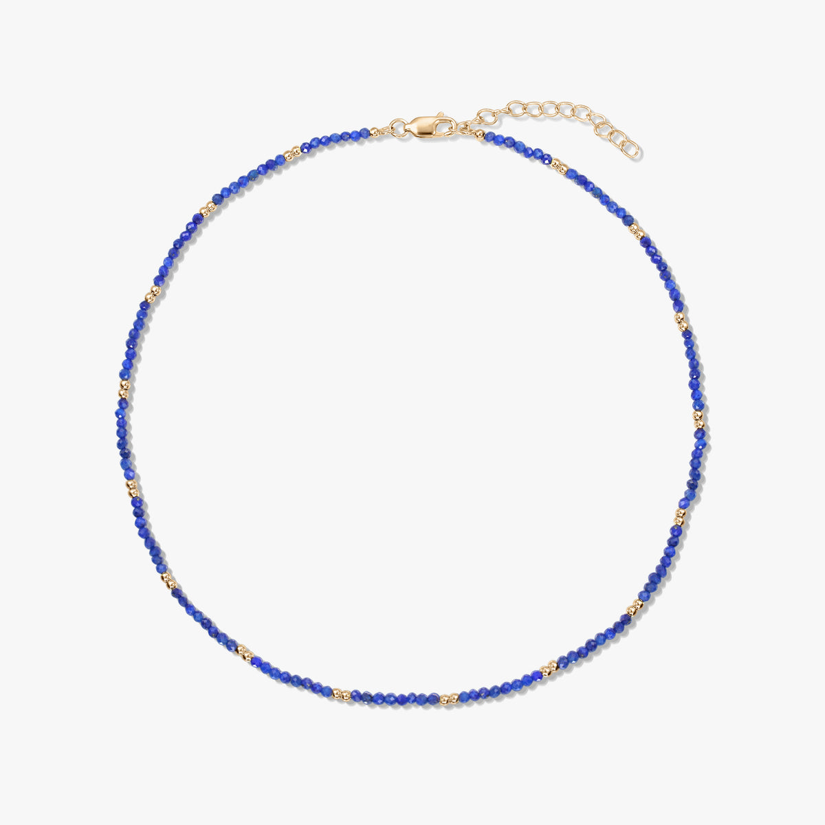 Collana a perline di lapislazzuli con piccoli dettagli in argento sterling placcato oro e chiusura a moschettone regolabile, su sfondo bianco.