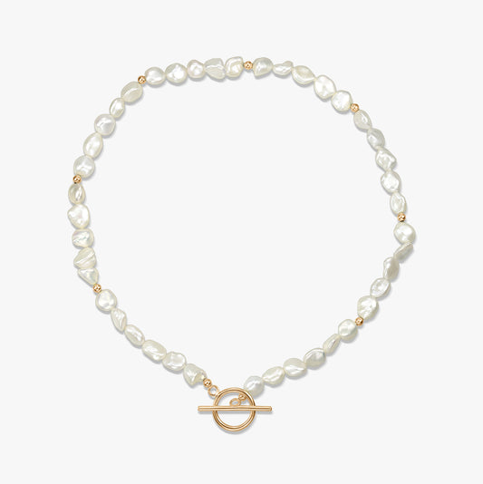 Collana in argento con perle naturali e chiusura a barretta in oro, esposta su uno sfondo bianco.