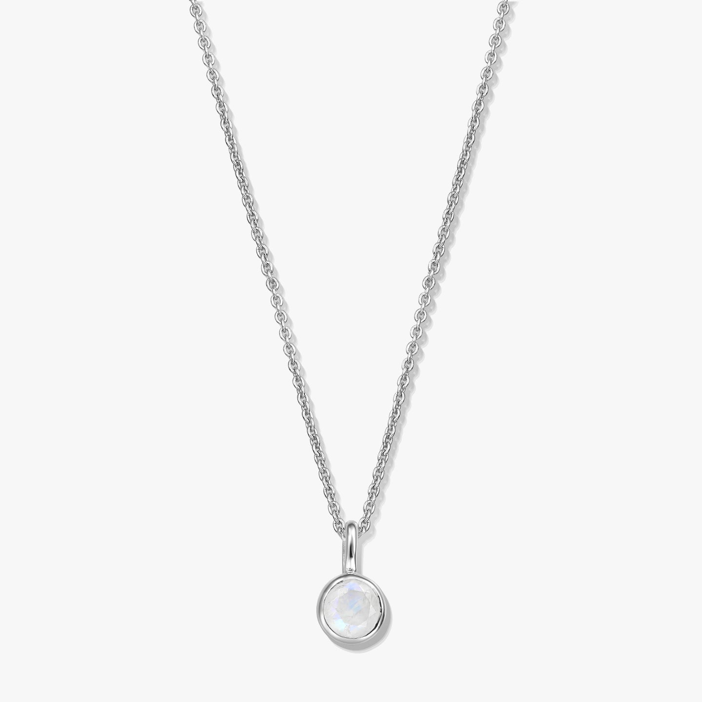 Collana con pietra di nascita in argento sterling con pendente in pietra di luna tonda incastonato a castone su catenina sottile, fotografata su sfondo bianco.