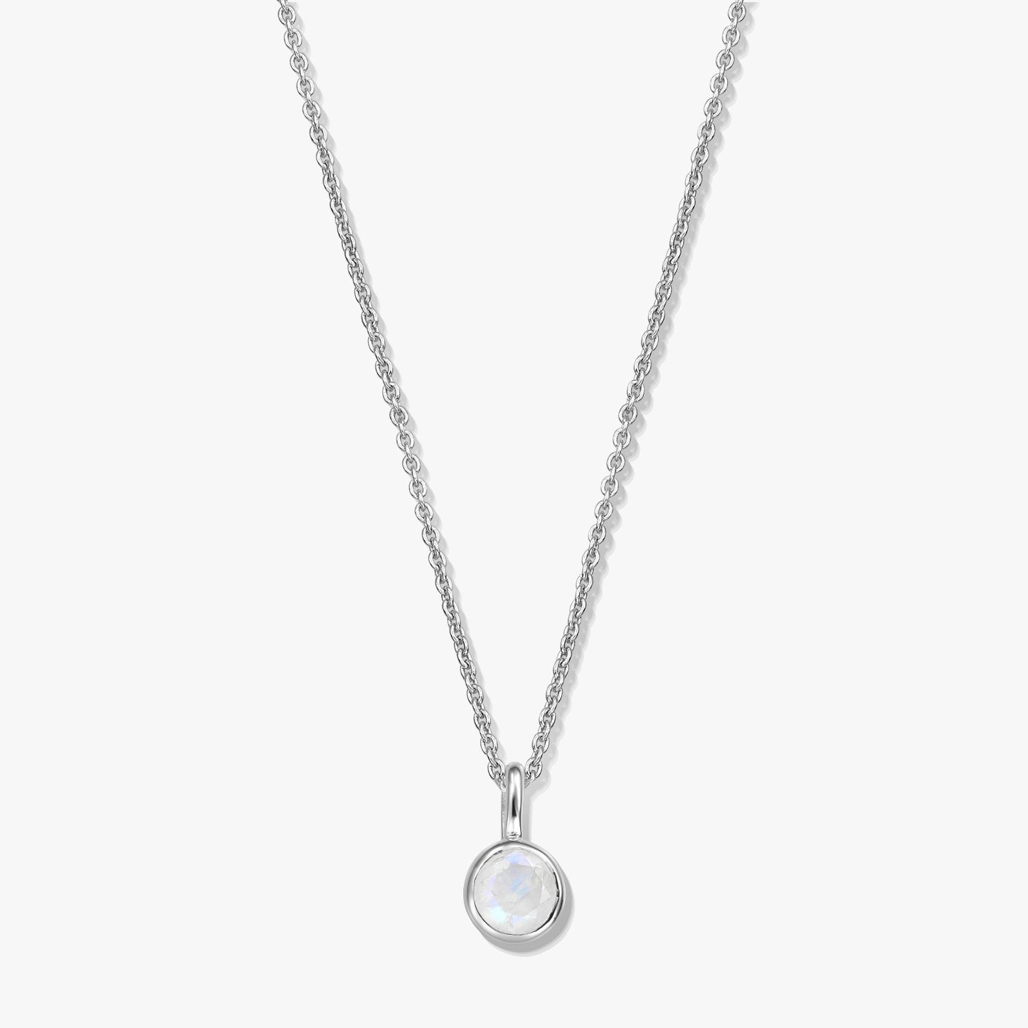 Collana con pietra di nascita in argento sterling con pendente in pietra di luna tonda incastonato a castone su catenina sottile, fotografata su sfondo bianco.