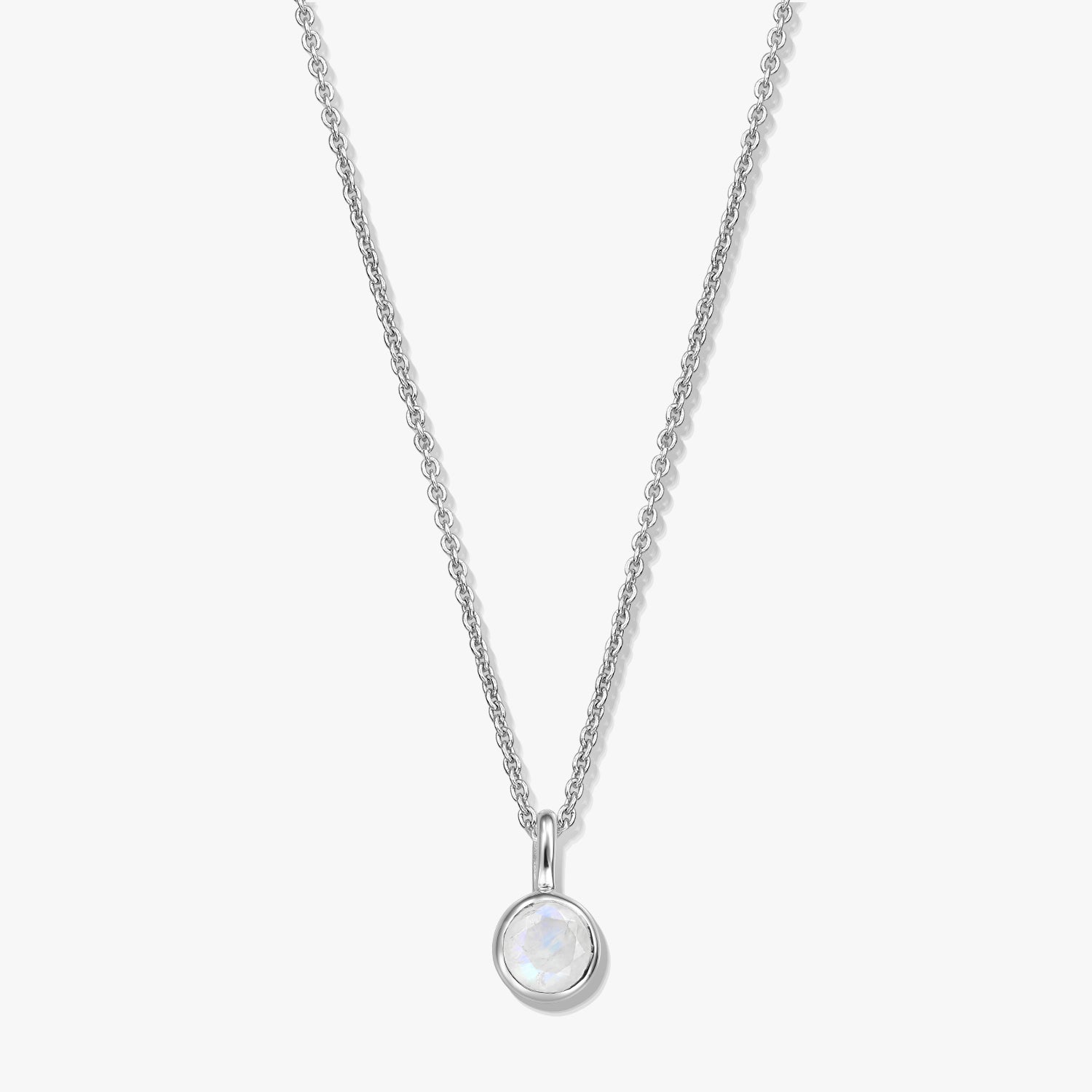 Collana con pietra di nascita in argento sterling con pendente in pietra di luna tonda incastonato a castone su catenina sottile, fotografata su sfondo bianco.