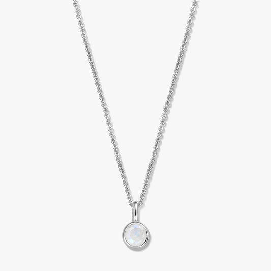 Collana con pietra di nascita in argento sterling con pendente in pietra di luna tonda incastonato a castone su catenina sottile, fotografata su sfondo bianco.