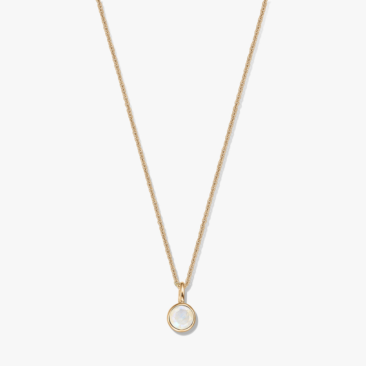 Collana in argento sterling placcato oro con piccolo ciondolo a luna incastonato a castone rotondo, centrato su sfondo bianco.