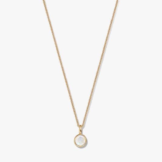 Collana in argento sterling placcato oro con piccolo ciondolo a luna incastonato a castone rotondo, centrato su sfondo bianco.