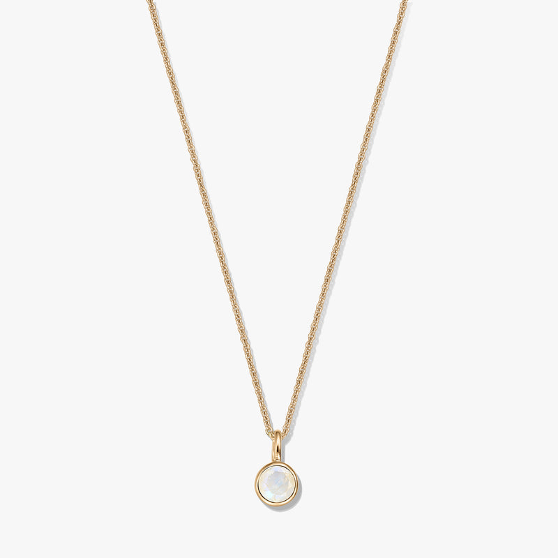 Collana in argento sterling placcato oro con piccolo ciondolo a luna incastonato a castone rotondo, centrato su sfondo bianco.