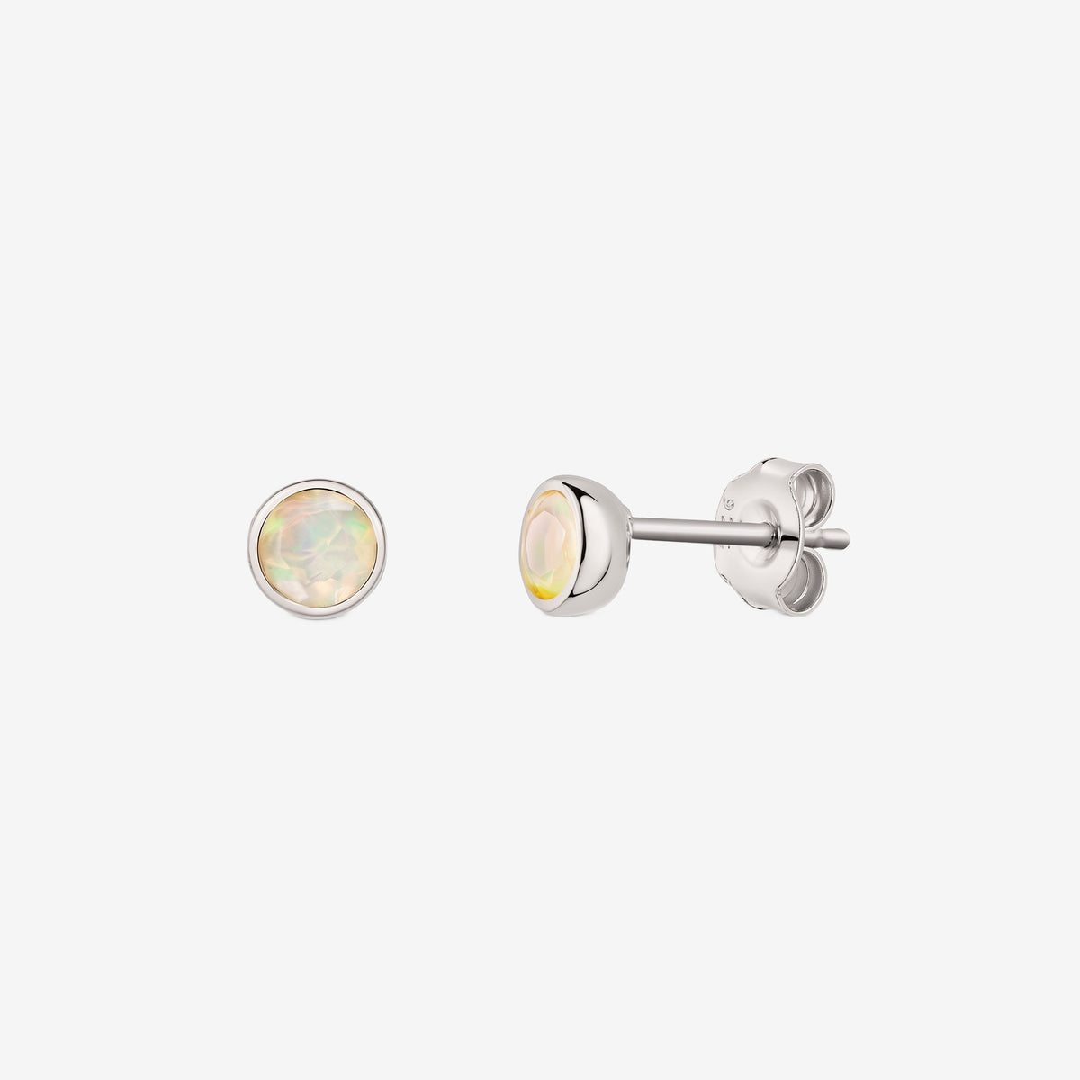 Coppia di orecchini a perno in argento sterling 925 con pietra natale di ottobre, con opale rotondo incastonato in castone; uno mostrato frontalmente e uno di lato con chiusura a farfalla su sfondo bianco.