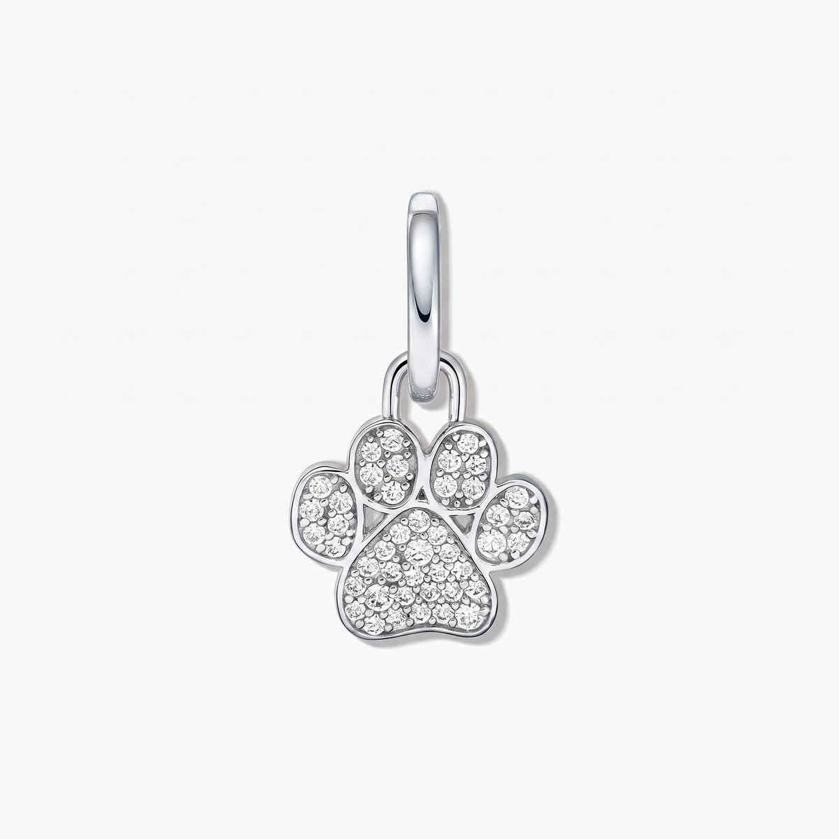 Ciondolo a forma di impronta di zampa in argento sterling con pavé di zirconi cubici bianchi su sfondo bianco.