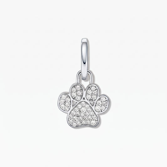 Ciondolo a forma di impronta di zampa in argento sterling con pavé di zirconi cubici bianchi su sfondo bianco.