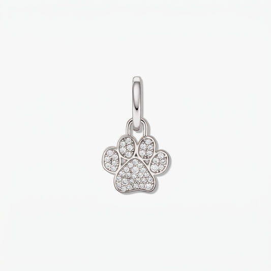 Ciondolo a zampa in argento sterling con zirconi cubici bianchi montati su un castone lucido, isolato su sfondo bianco.