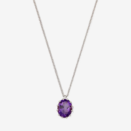 Collana in argento sterling con ciondolo ovale sfaccettato di ametista su sfondo bianco.