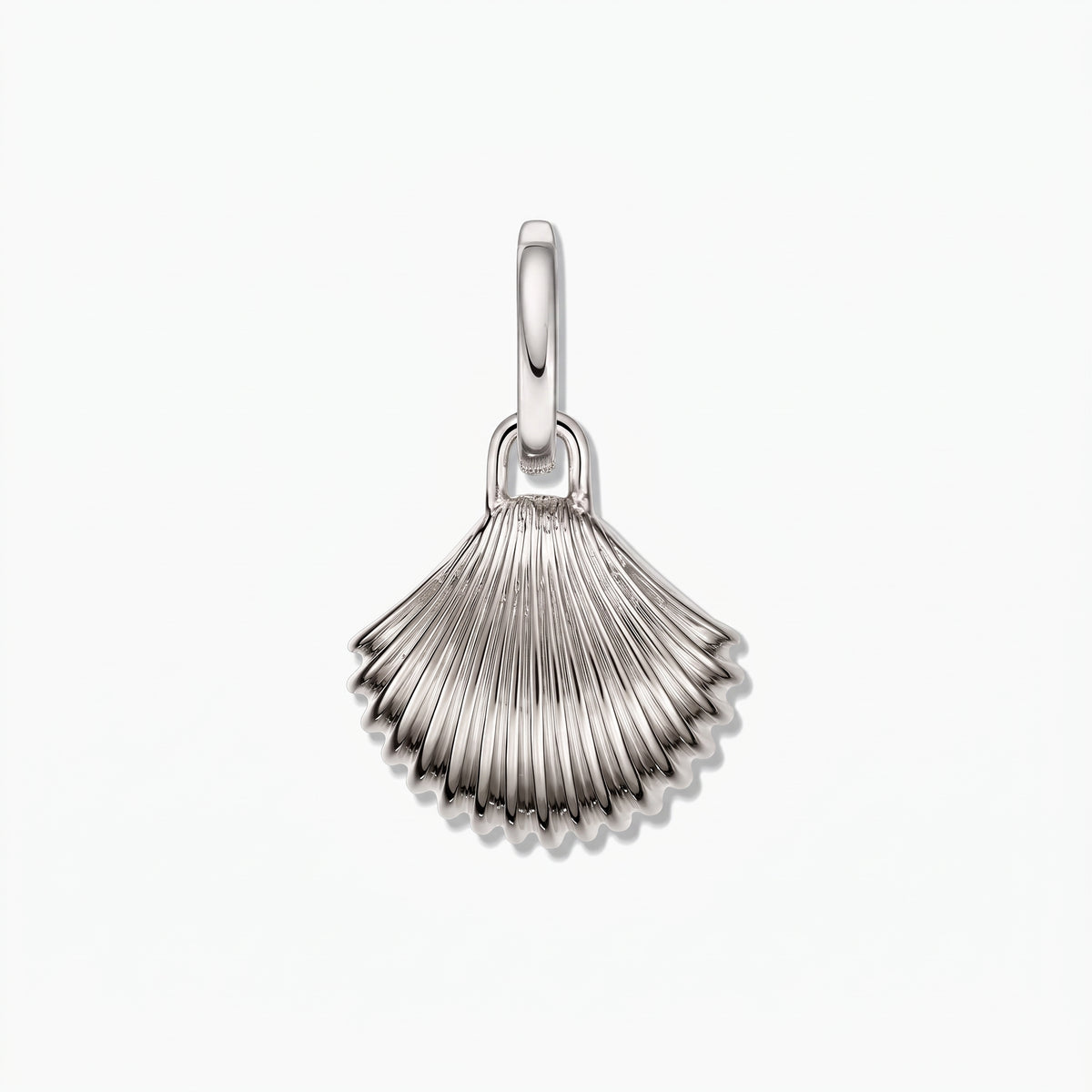 Ciondolo a forma di conchiglia in argento sterling 925 placcato rodio, al centro su sfondo bianco.