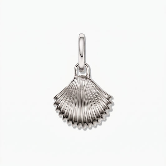 Ciondolo a forma di conchiglia in argento sterling 925 placcato rodio, al centro su sfondo bianco.