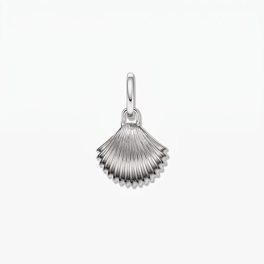 Ciondolo a conchiglia in argento sterling 925 placcato rodio, centrato su uno sfondo bianco pulito.