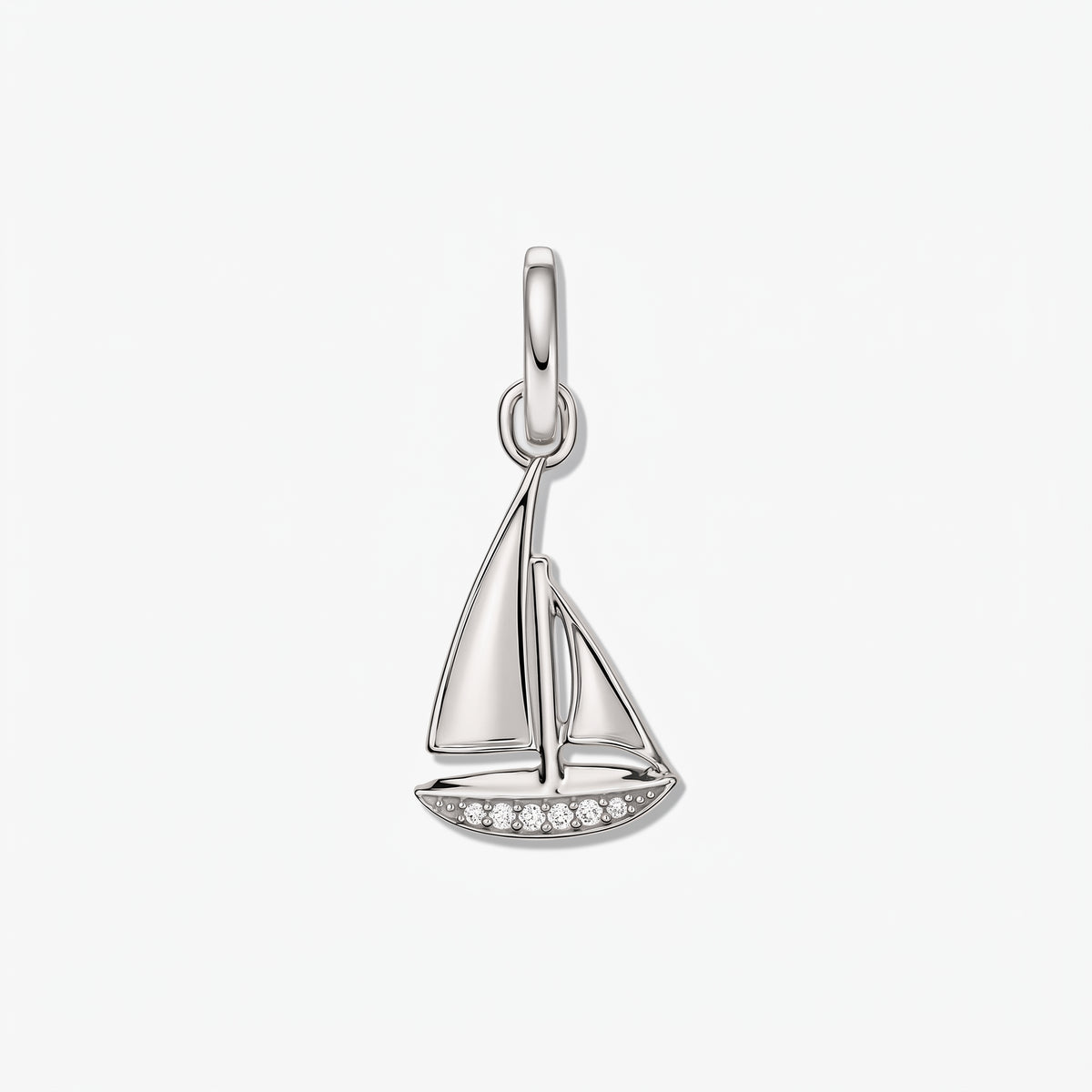 Ciondolo a vela in argento sterling con piccoli accenti di zirconia bianca su sfondo bianco.