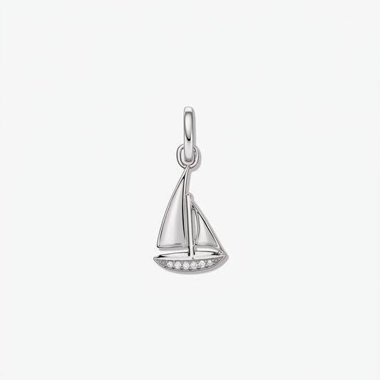 Ciondolo in argento sterling 925 a forma di barca a vela con accenti in zirconia bianca lungo lo scafo, isolato su sfondo bianco.