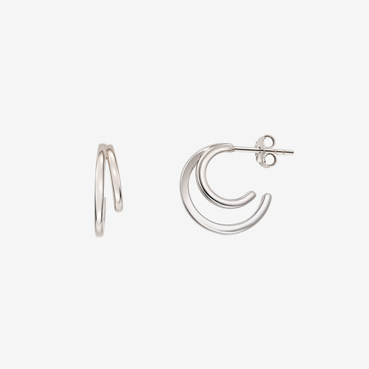 Orecchini in argento Siamese di Indira — orecchini a doppio cerchio in argento sterling con chiusura a farfalla su sfondo bianco.