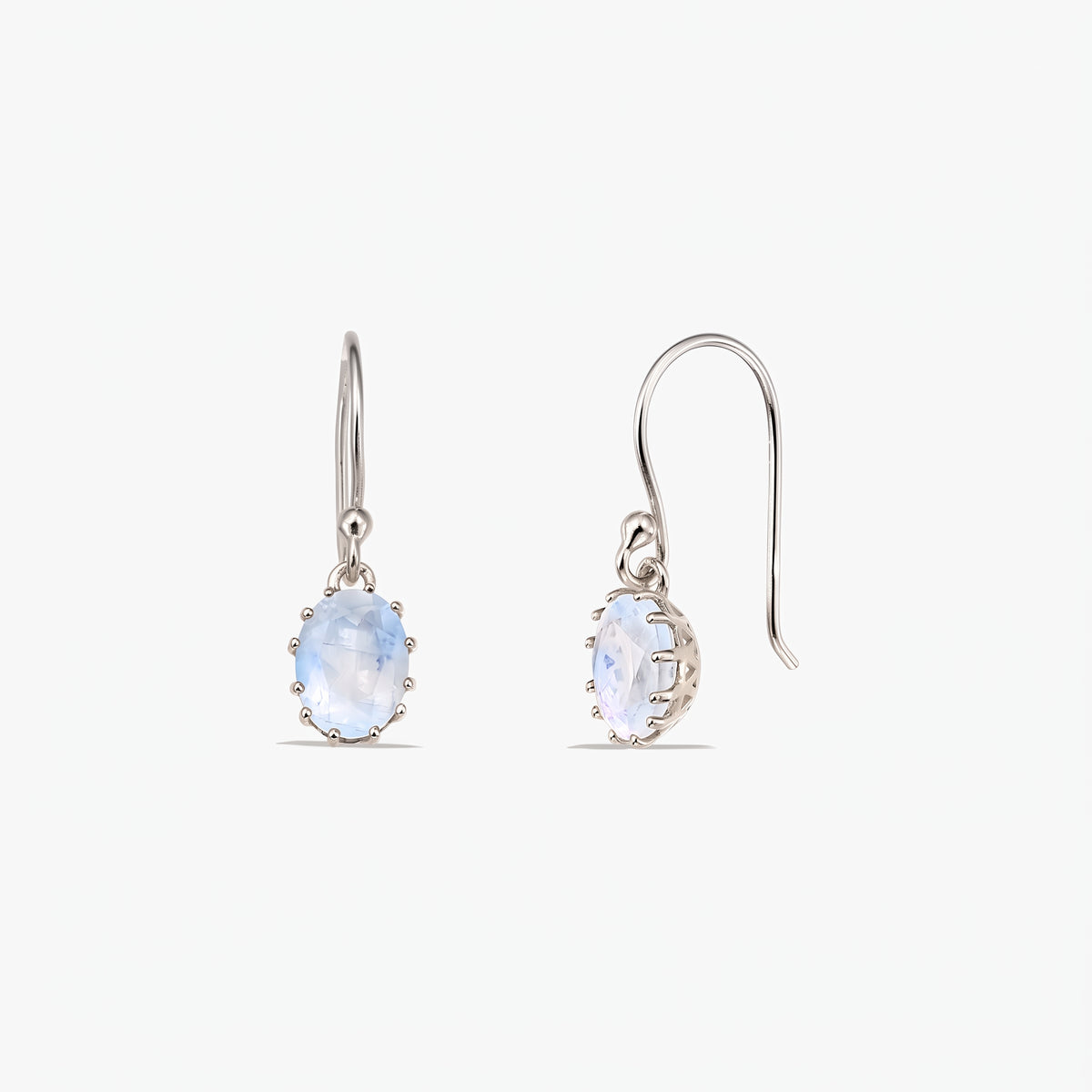 Coppia di orecchini pendenti in argento sterling con pietre di luna ovali sfaccettate su monachelle francesi, su sfondo bianco (vista frontale e laterale).
