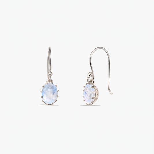 Coppia di orecchini pendenti in argento sterling con pietre di luna ovali sfaccettate su monachelle francesi, su sfondo bianco (vista frontale e laterale).